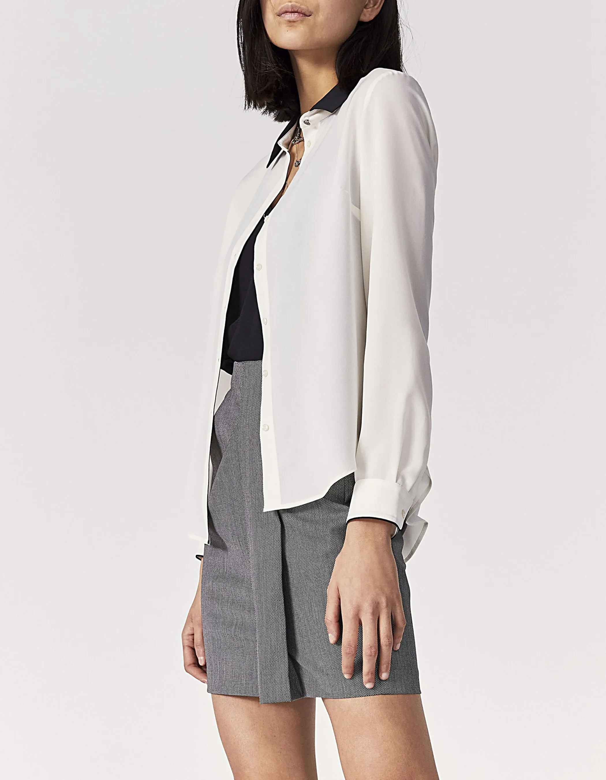Chemise écru en crêpe recyclé détail col noir femme